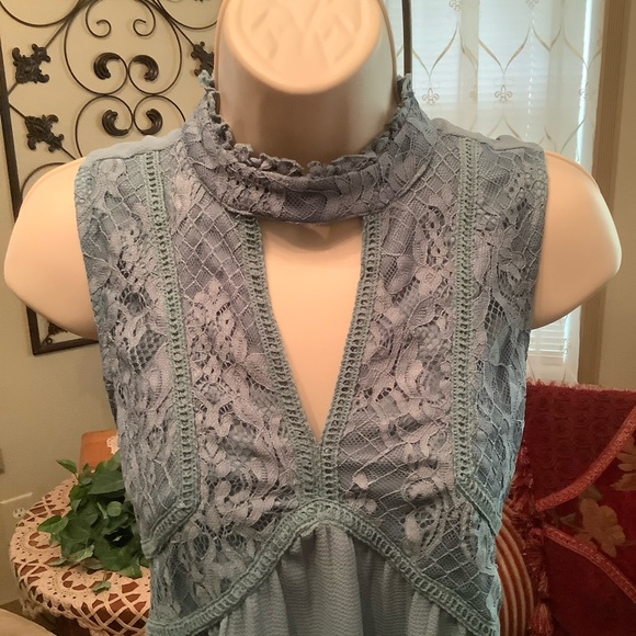 Maurices Tp blouse tunic sleeveless keyhole lace bodice and collar Medium - Picture 2 of 8